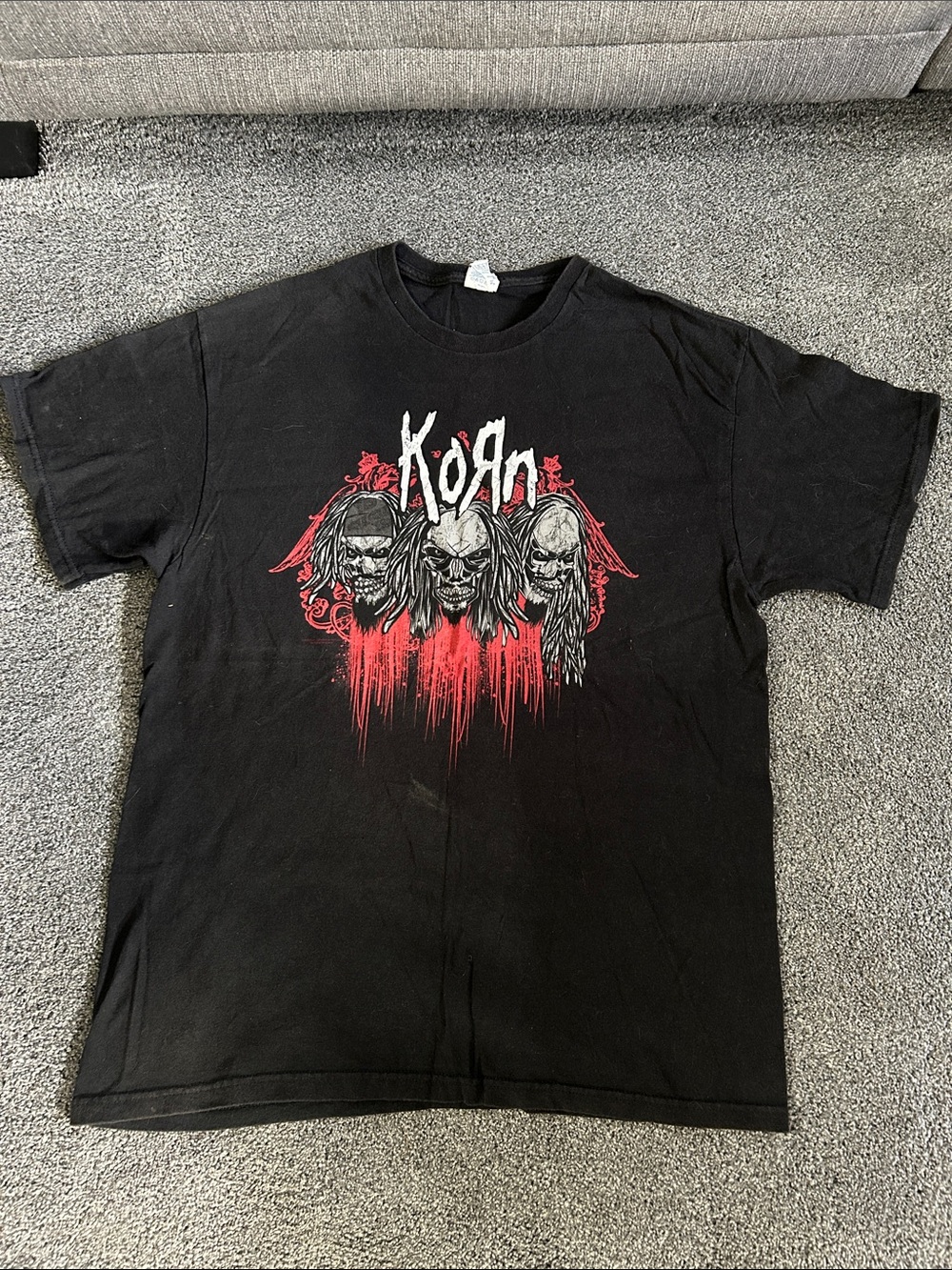 Delta Black Korn Graphic Band Tee with Red and White Print